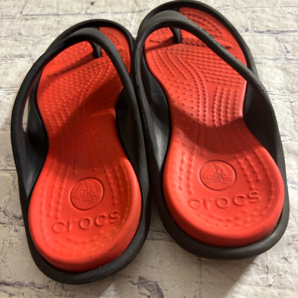 CROCS SWIFTWATER WAVE DARK GREY & RED ORANGE ICONIC TOE POST DESIGN MEN’S 11 - Picture 3 of 9